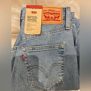 BNWT Levi's Women's High Waisted Mom Jeans in a light blue wash